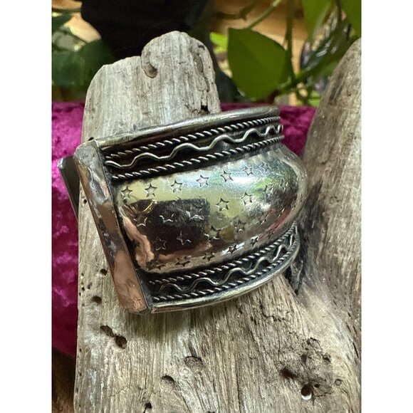 Vintage Star-Patterned Silver-Tone Cuff Bracelet With Intricate Detailing - Picture 3 of 4